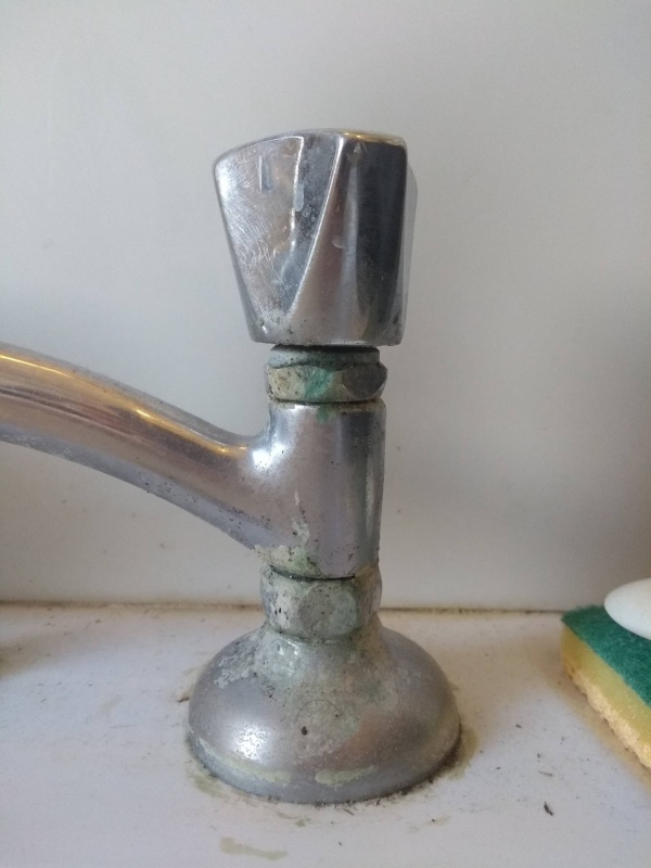 Changer le joint d'un vieux robinet de lavabo très entartré