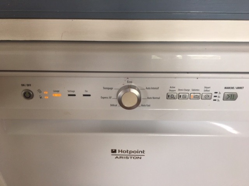 Pourquoi mon lave-linge séchant Indesit affiche un code panne F15 ?
