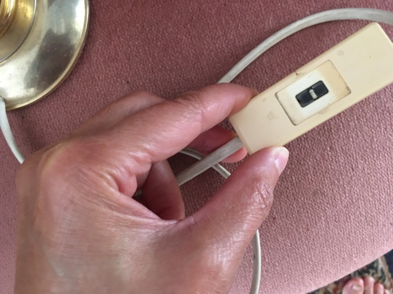 Comment changer un interrupteur de lampe de chevet? Notre guide