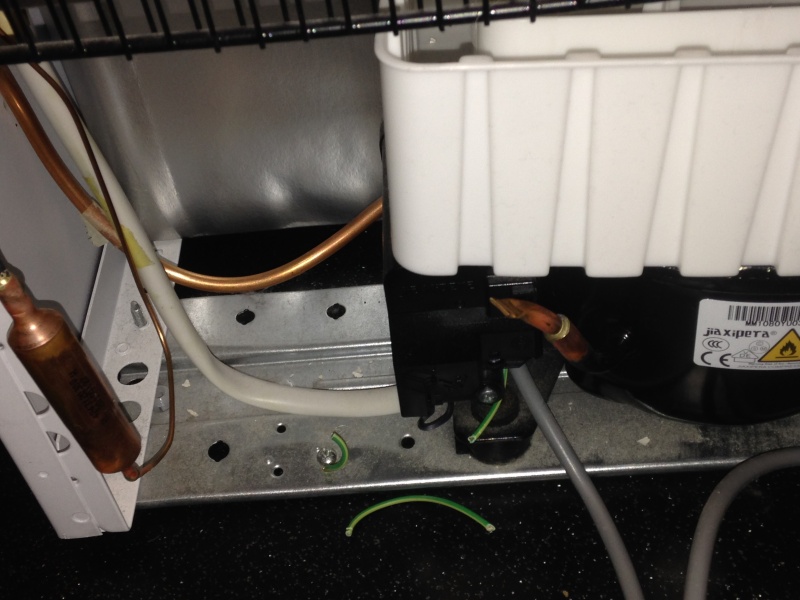 Comment remplacer le câble d'alimentation d'un réfrigérateur ? 