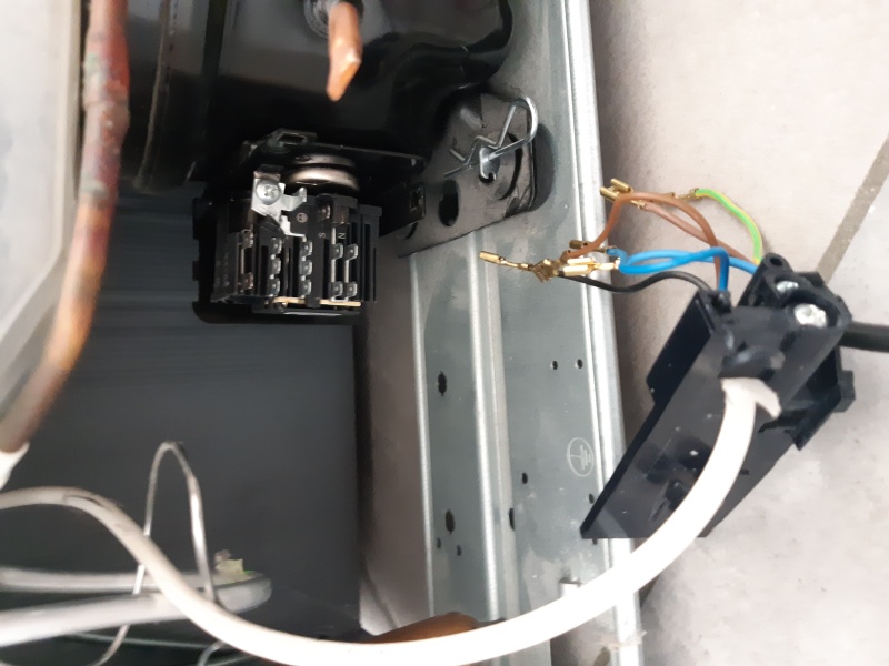 Cable alimentation frigo arraché - Réfrigérateur - Indesit