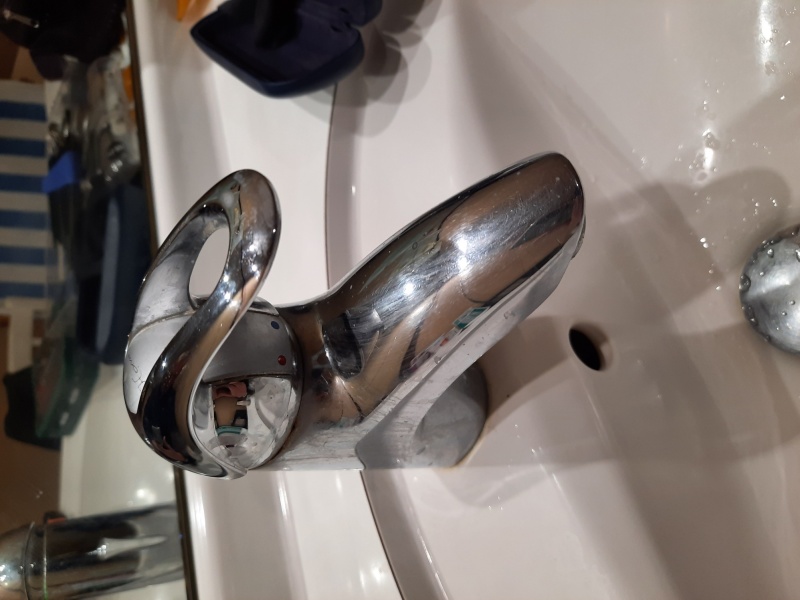 Changement Tuyaux flexible robinet de cuisine, bloqué par le raccord - 