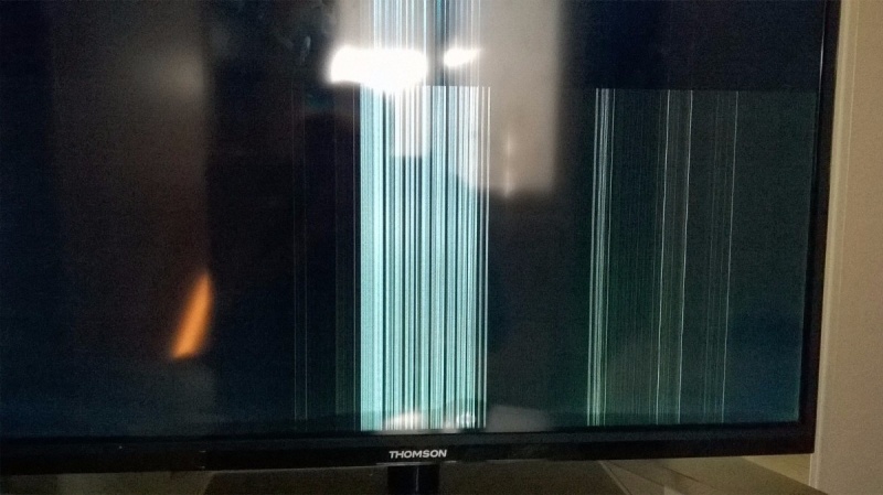 Ecran noir bandes blanches verticales sur ma télévision - Thomson